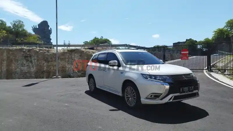 Berita - Segini Konsumsi BBM Mitsubishi Outlander PHEV Digunakan Ke Bali PP