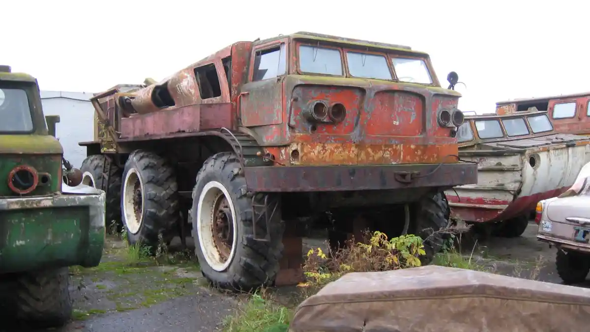 Foto - Ada 'Monster Truck' Langka dari Negeri Beruang Merah