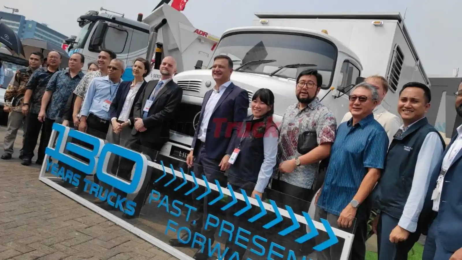Truk - DCVI Tampilkan Evolusi Mercedes-Benz Trucks di Mining Indonesia 2026