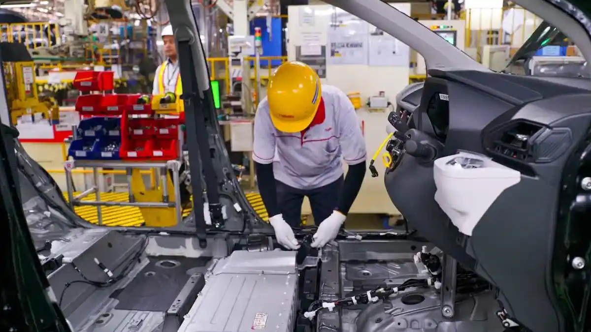 Berita - Tenaga Manusia Masih Dominan Ketimbang Robot di Pabrik Toyota