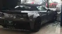  Sales Tak Paham Dagangannya, Corvette Z06 Tabrak Kaca Showroom