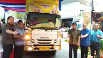  Truk Isuzu NMR 71 Ini Dimodifikasi Jadi Truk Safari FIFGROUP