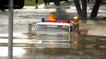  VIDEO: Mobil Pemadam Masih Bisa Melaju Walau Sudah Tenggelam