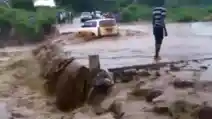  VIDEO: Nekat Terjang Banjir, MPV Ini Hanyut di Sungai