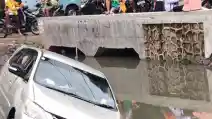  Mobil Terendam Banjir Sampai Setengah Bodi, Masih Bisa Selamat?