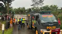  Lagi, Bus Pariwisata Bus Terguling Karena Sopir Kurang Terampil 