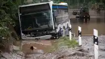  Banjir Bandang Di Jerman, Juga Menyapu Truk Dan Bus Besar