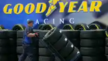  Unik! Pegawai Ban Goodyear Menandatangani Telapak Ban Balap NASCAR