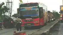  Bus AKAP Jurusan Surabaya-Semarang Ini Dihadang Polantas Karena Melawan Arus, Jadi Viral di Medsos