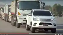  Video: Performa Toyota Hilux Mampu Menarik Bobot Setara 18 Gajah Afrika!