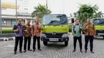  10 Truk Hino Raih Sertifikat Tingkat Komponen Dalam Negeri