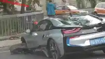  Menikung Kencang, BMW i8 Ini Hantam Pembatas Jalan di Tiongkok