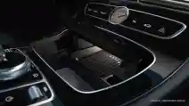  Mau Wireless Charging di Sedan Varian Baru Mercedes-Benz? Ini Syaratnya