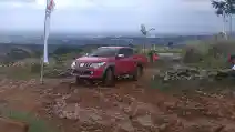  Mitsubishi Didik Pengguna Triton Lakukan Off Road 