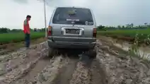  Kijang Kapsul Community Libas Lumpur Untuk Bantu Korban Banjir Di Lampung 