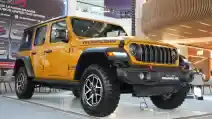 Jeep Wrangler Warna Emas, Menggoda Pengunjung Kota Kasablanka
