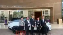  Menginap di Raffles Berkesempatan Diantar Jemput Pakai Range Rover