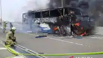  Bus Pariwisata Angkut Siswa TK Terbakar Di Tol 