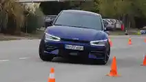  KIA EV6 Mengesankan Di Test Moose. Setara Kinerja Porsche Taycan Turbo S