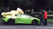  Bawa Teddy Bear Raksasa di Atap Lamborghini, Pria Ini Ditangkap Polisi