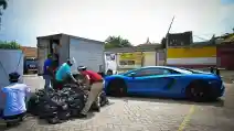  Lamborghini Club Indonesia Ulurkan Bantuan Untuk Pemulung