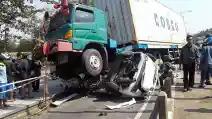  Truk yang Overload - Mobil Pribadi yang Was-was