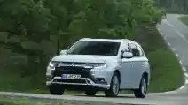  Mitsubishi Outlander PHEV Bersinar di Era Mobil Listrik Eropa 