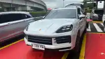  Merasakan Kenyamanan Baris Kedua Porsche Cayenne Berharga Rp 3 Miliaran, Ini Beragam Fitur Yang Tersedia