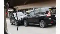  VIDEO: Terjadi "Adu Fisik" 2 Unit Toyota Prado 