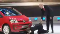  Video: Konyol, Orang Ini Ganggu Presentasi VW di Geneva Motor Show 2016