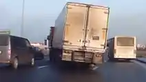  VIDEO Truk Kontainer Hindari Tabrakan Bak Stuntman