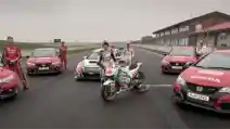  VIDEO: Motor Marc Marquez Tarung Dengan Honda Civic Type R