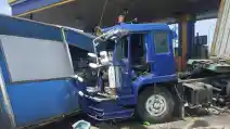  Lagi-lagi Rem Blong, Truk Kontainer Hamtam Gardu Tol Halim 2