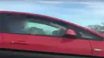  VIDEO: Pria Ini Mengemudi 100 Km/jam Sambil Sikat Gigi