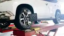 8 Tanda Mobil Anda Harus Segera Spooring & Balancing