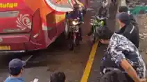  Jengkel Macet, Penumpang Ini Ambil Motornya dari Bagasi Bus dan Lanjutkan Perjalanan Sendiri