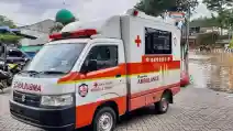  Ambulans New Carry Turun Langsung Evakuasi Korban Banjir Dua Meter di Bekasi