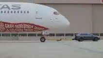  VIDEO: Tesla Menderek Sebuah Boeing 787 Berbobot Ratusan Ribu KG!