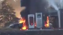  Waduh, Tesla Model S Ini Terbakar Saat Charging