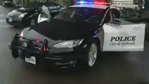  Kejar-Kejaran Dengan Penjahat Gunakan Tesla, Polisi Malah Kehabisan Baterai 