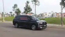  Cara Merawat Mobil Berwarna Hitam Saat Musim Hujan