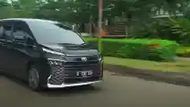  Cara Merawat Mobil Warna Hitam Saat Musim Hujan