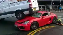  Porsche Cayman Seruduk Van Sampai Kolong