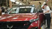  Tiga Menteri Jokowi Kunjungi Wuling. Kode Keras Era Mobil Listrik Indonesia