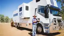  Pria Australia Ini Sulap Truk Iveco Stralis ATi Jadi Motorhome Lengkap dengan Kandang Kudanya!