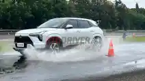  Mau Terabas Banjir Pakai XForce? Segini Batas Toleransi Ketinggian Air-nya