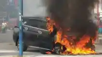  Sebuah Mitsubishi Xpander Terbakar di Pekanbaru