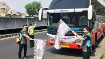  Hino Gelar Kompetisi Mengemudi Aman untuk Sopir Bus di Surabaya