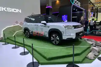Komparasi Spesifikasi Wuling Eksion vs Toyota Kijang Innova Zenix