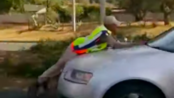 VIDEO: Tak Hanya Indonesia, Polisi Bergelayutan di Mobil Juga Terjadi di Afrika